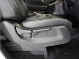 【ハイトアジャスター】レバーの上下操作だけで、座面を運転しやすい高さへ簡単に調節できます。