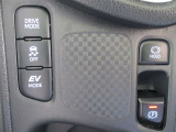 シーンに合わせた運転モードを切れ変えられます。サイドブレーキは電動式です。
