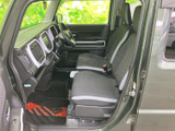 運転席からの視界も良好で、安全な運転をサポートします。操作性も高く、誰でも簡単に運転できます。