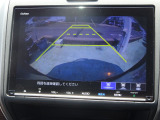 後退時に車両の後ろ側をモニター画面に表示します。車庫入れなどでバックする際に後方確認ができて便利です。車庫入れが苦手な人もこれで安心。
