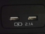 充電用USB端子付き。スマートフォンなどの充電に便利です。