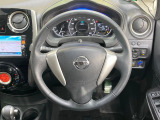 インテリアに合わせたデザインのステアリングは、運転される方のことも考え、運転しやすい形状、大きさです。是非一度、実際に触ってお確かめください。