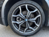 BMWならではの卓越した走りを支えるホイールと足回りです!日本車の走りに慣れている方にもぜひ体感して頂きたいほど、高いレベルでまとまっています!純正19インチアルミホイール。