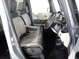フロントシートはベンチシートです、運転席と助手席の移動が簡単です。 また運転席シートの高さも調整できます。