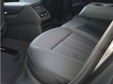 使用感の殆ど無いリアシート。後部座席は高品質な素材が優しく包み込みます。長距離のドライブも快適にお過ごしいただけます!