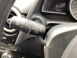 レバーをAUTOの位置にしているとき、レインセンサーが雨を感知すると、雨量に応じてワイパーが自動で作動してくれるオートワイパーを装備!設定変更で非作動にすると、間欠作動に固定されます。