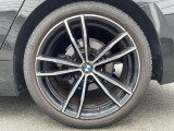 BMWならではの卓越した走りを支えるホイールと足回りです!日本車の走りに慣れている方にもぜひ体感して頂きたいほど、高いレベルでまとまっています!純正19インチアルミホイール。