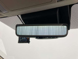 デジタルインナーミラー。車両後方カメラの映像をミラー内のディスプレイに表示する運転補助装置です。