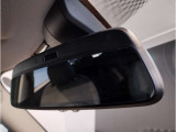 MINIではルームミラーの裏側にETCの車載器が内蔵されており、別途で車載器の購入必要なしで非常にスマート。皆様が驚かれるポイントのでもあります