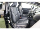 運転席はレバー操作で簡単にシートポジションを変更できるパワーシートです。登録しておいたドライバー2名分のシートポジションに自動で調整してくれるポジションメモリーも備えています。