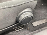 運転席の前側の高さを調整できます。