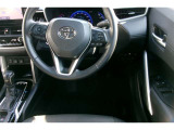 運転席の写真です。見通しのよいすっきりとした視界で、誰でも運転しやすいです。運転のしやすさは疲れにくさにも繋がりますよ♪