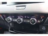 【オートエアコン】一度お好みの温度に設定すれば、車内の温度を検知し風量や温度を自動で調整!