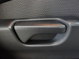 運転席はシートハイトアジャスター付で高さ調整が出来るので、色々な方のドライビングポジションに合います!