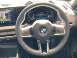 操作性に優れたステアリングは、BMWの走りを支える大事な部品です。オーディオやハンズフリー通話、クルーズコントロール関連の操作もこちらに集約されています。