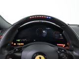 ステアリングホイールのLEDは最適なシフトタイミングをドライバーに知らせてくれます。
