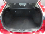 CX-5.のラゲッジルームです。左右の張出しが少なく、フラットな床面ですのでお荷物も載せやすくなっています。ゴルフバックが横積み出来るのでゴルファーの皆様には好評です♪