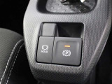 「HOLD」スイッチを押し、システムONの状態にしておくことで、渋滞や信号待ちなどでブレーキを踏んで停車した時にブレーキペダルから足を離してもブレーキを保持するので安心です。