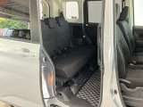 運転席と助手席のシートの裏に収納式のテーブルが装備されています。休憩時のちょっとした小物置きに使えてとっても便利ですね♪