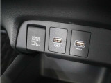 ◆USB接続端子◆スマホやiPodなどを接続して、いつもの音楽を車内でもお楽しみいただけます♪
