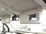 運転席サンバイザーには、身だしなみを整える際に便利なバニティミラーが付いています。