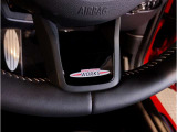 BMWはオルガン式アクセルペダルを採用しています。踏み込む足とペダルが同じ軌跡を描くため、かかとがずれにくく、アクセルコントロールがよりしやすくなるメリットがあります。