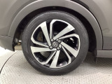 純正アルミホイールです。車にぴったりなデザインで、足元がおしゃれに♪また、スチールホイールに比べ軽いので、車の燃費も良くなりますよ!
