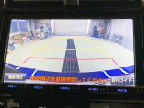 ディスプレイに後方の視界を表示し、車庫入れをサポート「距離目安線」「車幅延長線」およびステアリング操作に連動する「予想進路線」を画面に表示します。※必ず車両周辺の安全を直接確認してください。