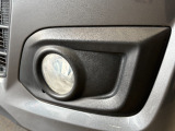 フォグライトを装備!霧や悪天候などで視界が悪い際に、車両前方の路面を照らして視認性の確保をサポートします。フロントフェイスのアクセントにもなり、見た目の印象を引き締めてくれる装備です。