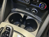 運転席と助手席の間にドリンクホルダーあり