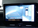 パノラミックビューモニター付きです。車両を上から見たような映像を画面に表示。運転席からの目視だけでは見にくい、車両周辺の状況をリアルタイムでしっかり確認できます。