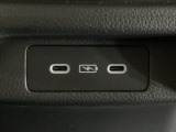 後部座席の方も使用しやすいよう、運転席と助手席の間に充電用USBジャックを2個装備!iPhoneはもちろん少しアンペアが高めのiPadも充電することが出来ます♪
