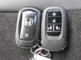 Hondaスマートキーシステムは、携帯しているだけでエンジンの始動、ドアの施錠や解錠が可能です。ボタン操作でもドアの施錠や解錠、スライドドアの開閉操作もできる便利な機能が満載です!