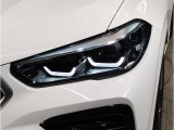 【LEDヘッドライト】先進のLEDテクノロジーを採用。放射される白色光の周波特性は太陽光に近く、バイキセノン・ヘッドライトを上回るコントラストで更に明るく輝きます!