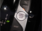 【スタートボタン】リモコンキーを持っているだけで起動可能なスタートボタン。オートスタート/ストップ機能も装備しており燃料消費量の軽減に貢献します。