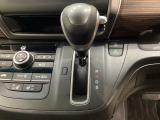 CVT車のセレクトレバーです。低速から高速まで、変速ショックのないスムーズな走りを実現するとともに、エンジン効率のよい領域を維持することで燃費にも貢献します。
