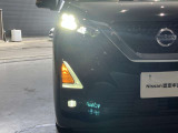 夜間走行の様々な局面に対し、LEDヘッドランプで視認性をしっかり確保。ハロゲンヘッドランプのおおよそ2倍の光量で、広範囲に明るくドライバーをサポートしてくれます。
