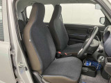 【フロントシート】さまざまな体格の方が快適に運転ができるよう配慮したシートになっております。