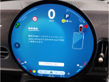 MINIのインテリアで最大のアイコンとなっているのがダッシュボードの中央に置かれた大型のセンターメーターです。現在のMINIは、センターメーターをセンターディスプレイへと形を変えて受け継がれています。