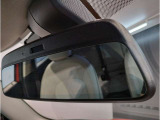 MINIではルームミラーの裏側にETCの車載器が内蔵されており、別途で車載器の購入必要なしで非常にスマート。皆様が驚かれるポイントのでもあります