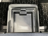助手席シートアンダーボックス(車検証収納トレイ付)!大容量で前席からも後席からも引き出し可能!