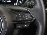 【マツダ・レーダー・クルーズ・コントロール】センサーが前方車を検知し、運転者がアクセルペダルやブレーキペダルを踏まなくても、設定した速度での走行や、前方車との車間距離を一定に保つ追従走行ができます。