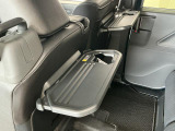 【格納式シートバックテーブル】車内でのお食事などで活躍♪カップホルダーも備えています。