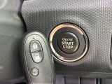 【キーレススタートシステム】カバンやポケットに入れたままでもドアの施錠・解錠が可能なスマートキーを装備。エンジンのオン・オフ時もカギを取り出す必要が無いからとっても便利です♪