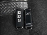 ◆スマートキー◆カギをバッグやポケットに入れたままでもドアロックの開閉ができる『スマートキー』付き!雨天や暗くなってもカギを取り出す必要がなくドアの開錠&エンジンも始動できます