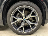 【BMWアロイホイル】軽量かつ強度に拘ったアロイホイル。走行性能ポテンシャルを引き出す設計。車の足元を引き締めてくれる大きなポイントはアロイホイルです。