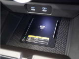 センターコンソールトレーはワイヤレス充電器(Qi(チー)規格)となっており、対応機種を置いておくだけで充電可能です。