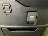 アクセサリーソケットはUSBのアダプターなどをつければ、スマホの充電にも使えます。周辺には物が置けるボックスがついています。