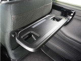 ◆シートバックテーブル◆フロントシートの背面に後席用のテーブルがついています。小物が置けて!カップホルダーもあります、ドライブ中や休憩時にも便利なテーブルです。