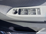 電動格納式ミラーは運転席アームレストについております。使いやすい配置です